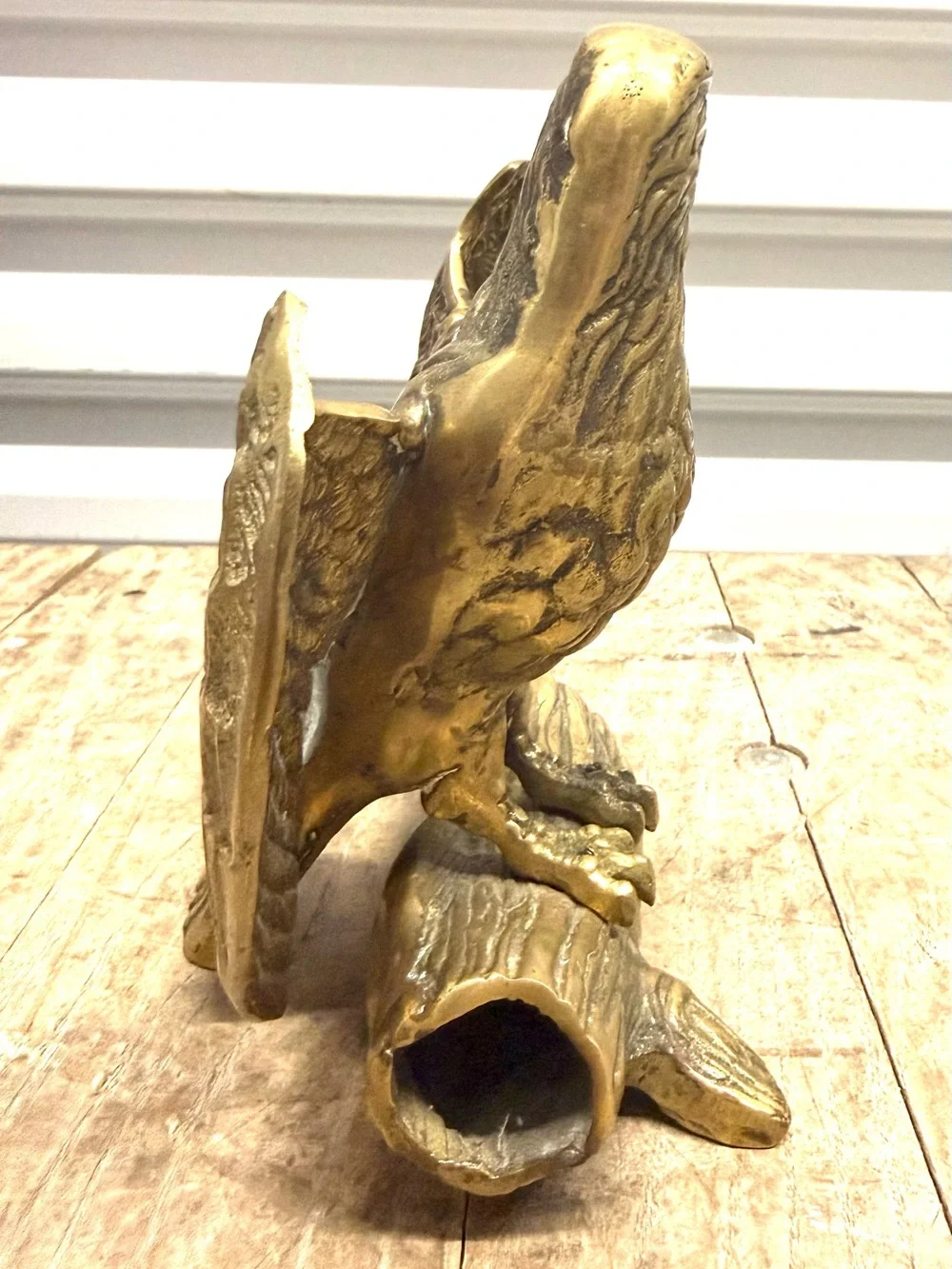 Vintage brass eagle figurine perched on a hollow log,Very nice detailed feathers - Picture 3 of 6